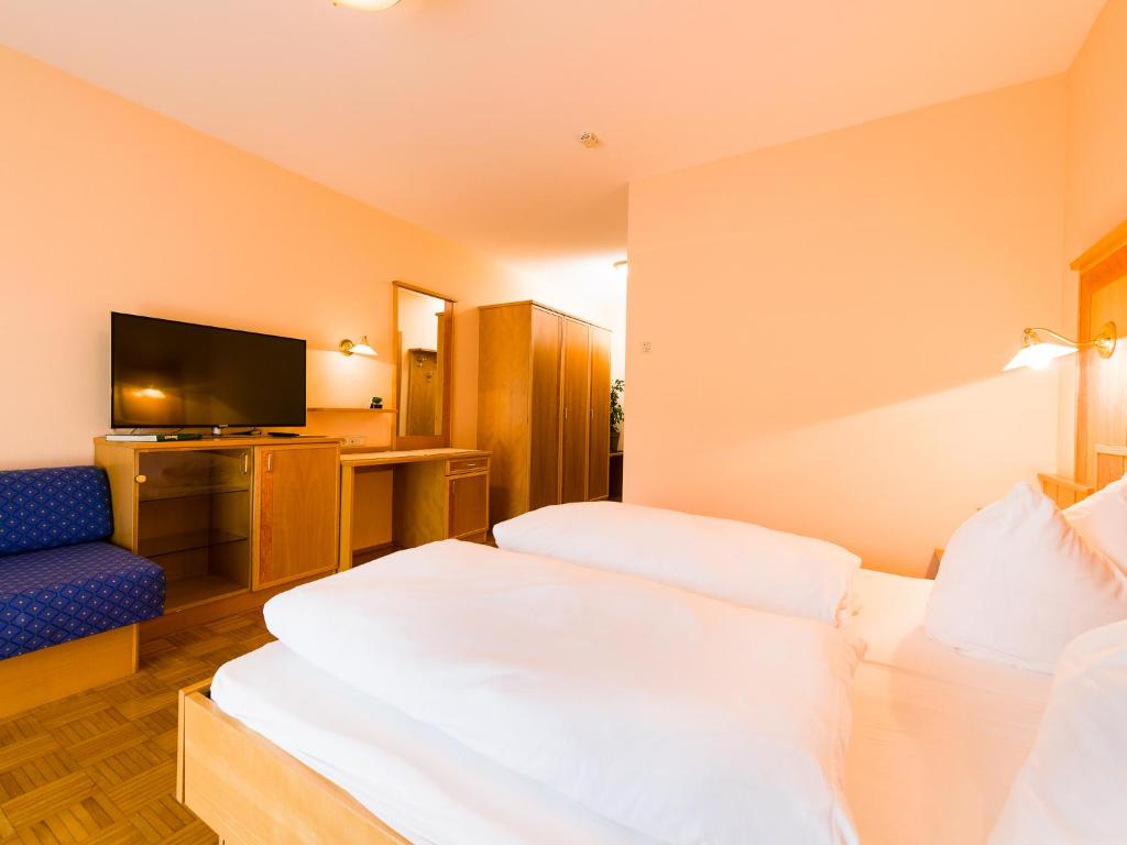 Postel nebo postele na pokoji v ubytování Gasthof Hotel Schmied