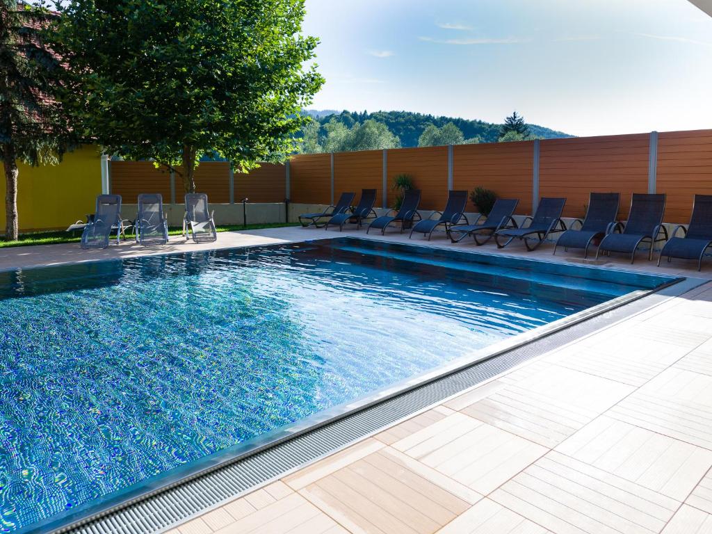 Bazén v ubytování Gasthof Hotel Schmied nebo v jeho okolí