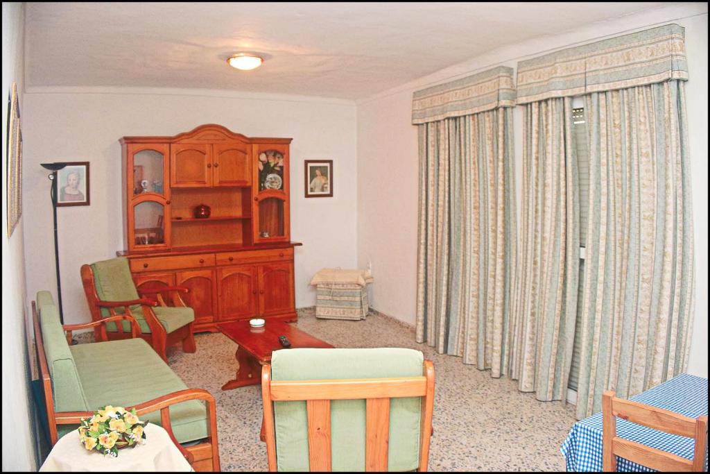 コニル・デ・ラ・フロンテーラにあるApartamento Arroyoのリビングルーム(テーブル、椅子付)