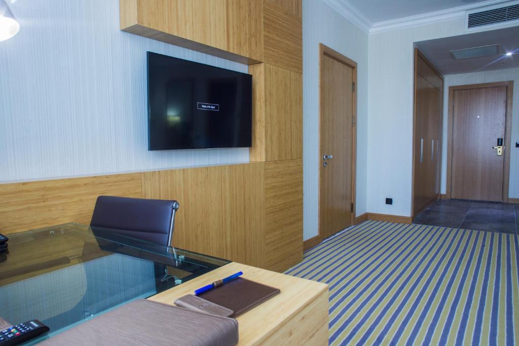 TV a/nebo společenská místnost v ubytování Aidana Plaza Hotel