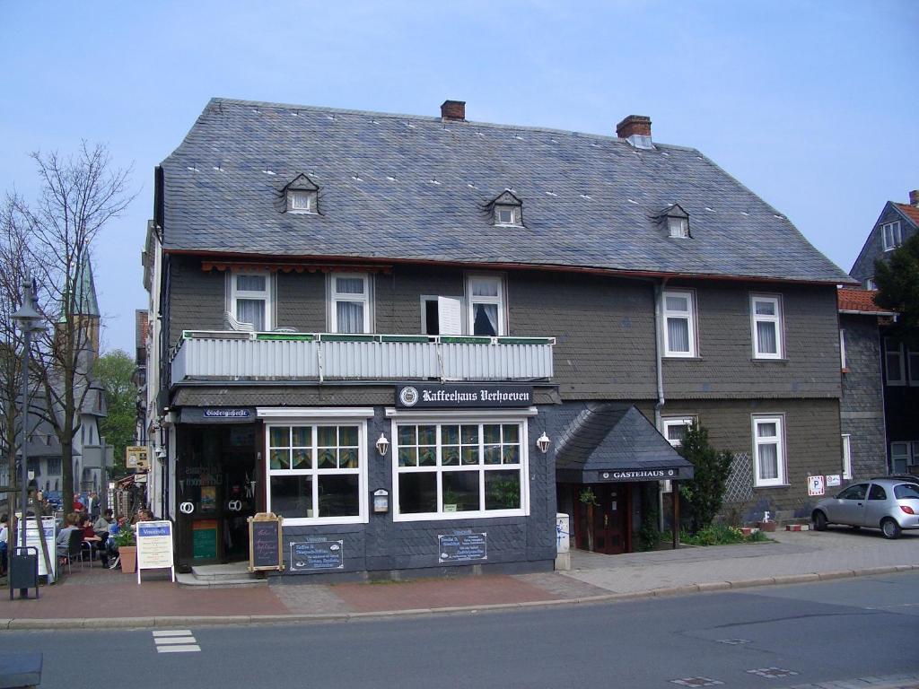 a building on the corner of a street at Gästehaus Verhoeven in Goslar