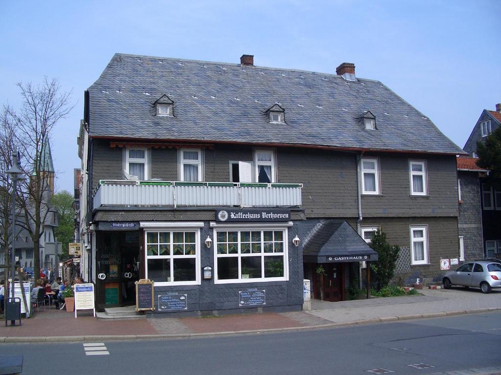 um edifício na esquina de uma rua em Gästehaus Verhoeven em Goslar