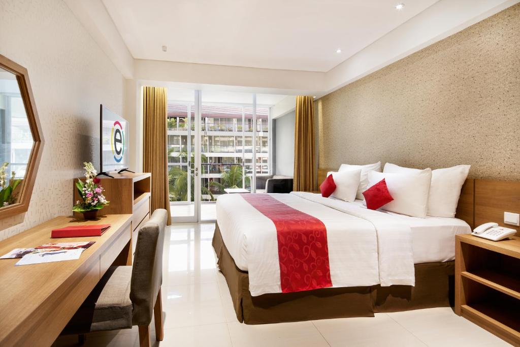 Postel nebo postele na pokoji v ubytování Ramada Encore by Wyndham Bali Seminyak
