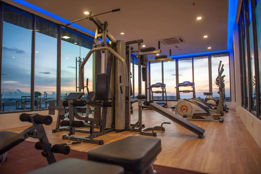 Fitness centrum a/nebo fitness zařízení v ubytování Sky Hotel