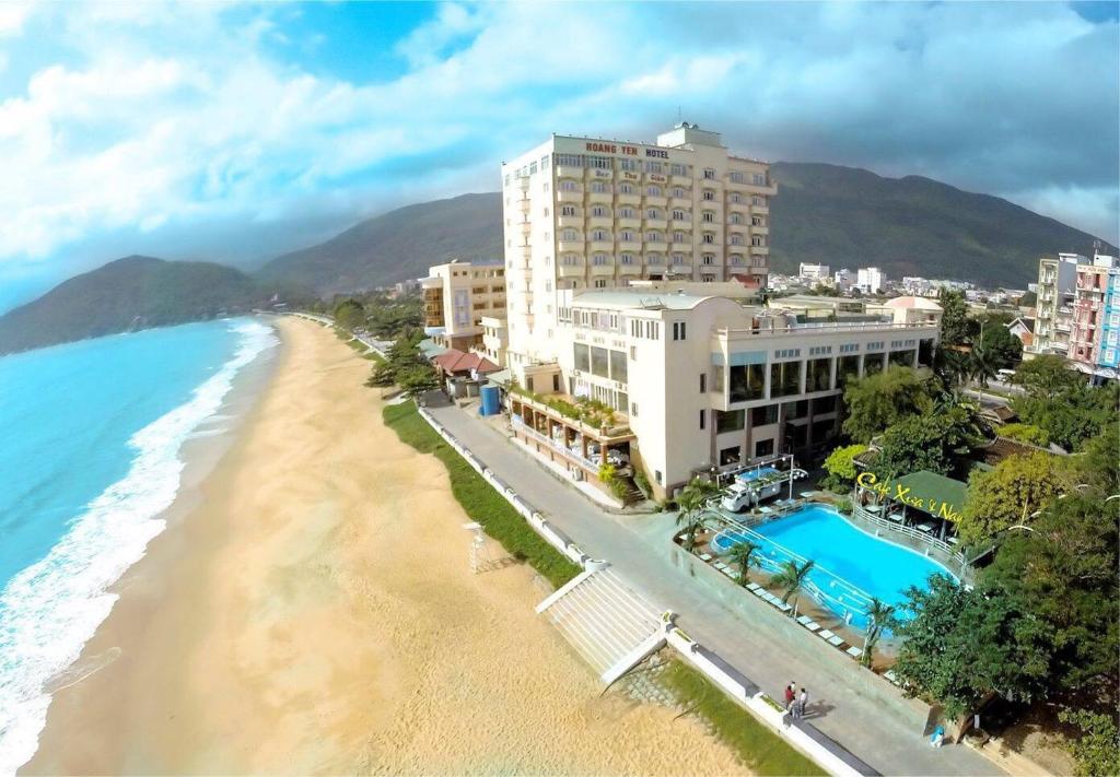 z góry widok na plażę z budynkami i ocean w obiekcie Hoang Yen Hotel w mieście Quy Nhơn