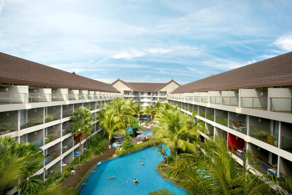 Bazén v ubytování Ramada Encore by Wyndham Bali Seminyak nebo v jeho okolí