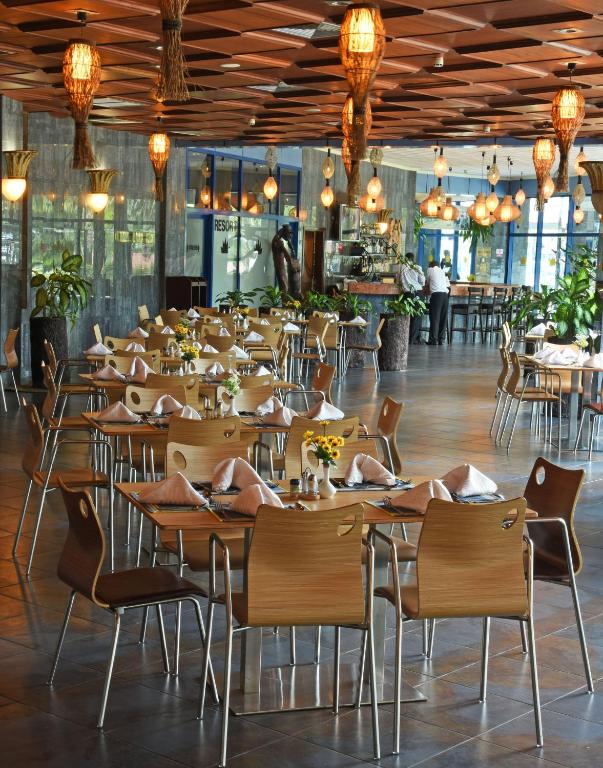 Imperial Resort Beach Hotel tesisinde bir restoran veya yemek mekanı