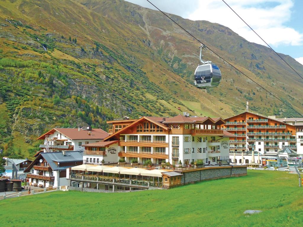 Nespecifikovaný výhled na hory nebo výhled na hory při pohledu z hotelu