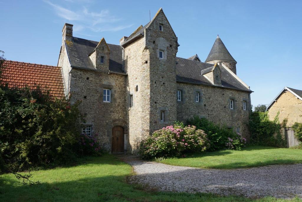 an old castle in the middle of a field at Manoir de la Guerrie in Saint-Patrice-de-Claids