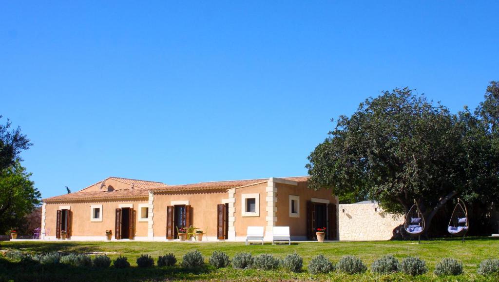 an exterior view of a house with a yard at Hotel La Corte Del Sole in Noto