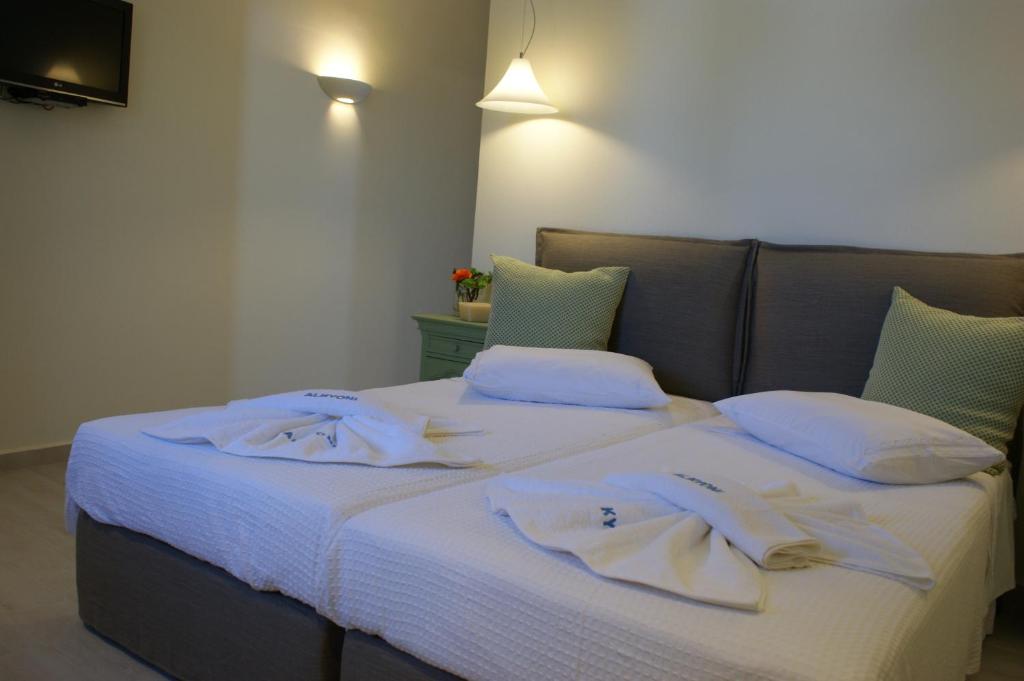 Postel nebo postele na pokoji v ubytování Alkyoni Beach Hotel
