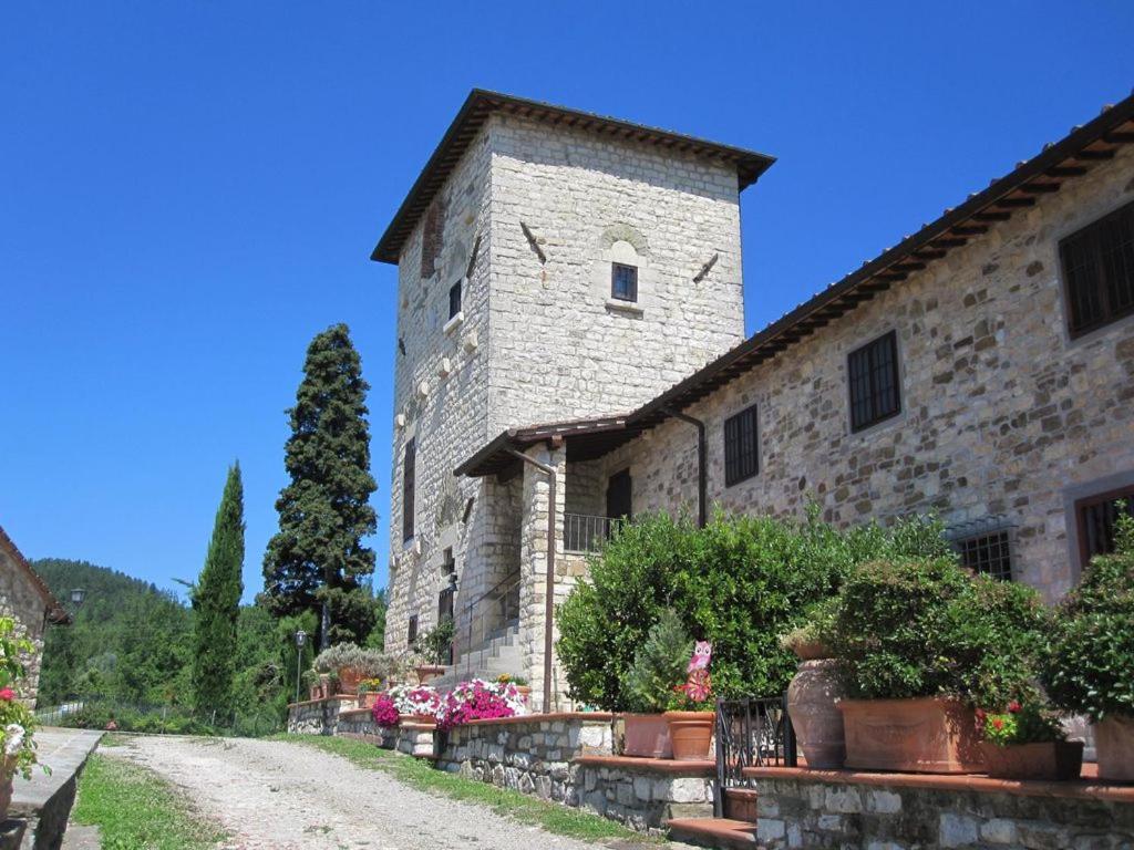 フィエーゾレにあるVilla Torre Di Colonneの土道鉢植え石造り