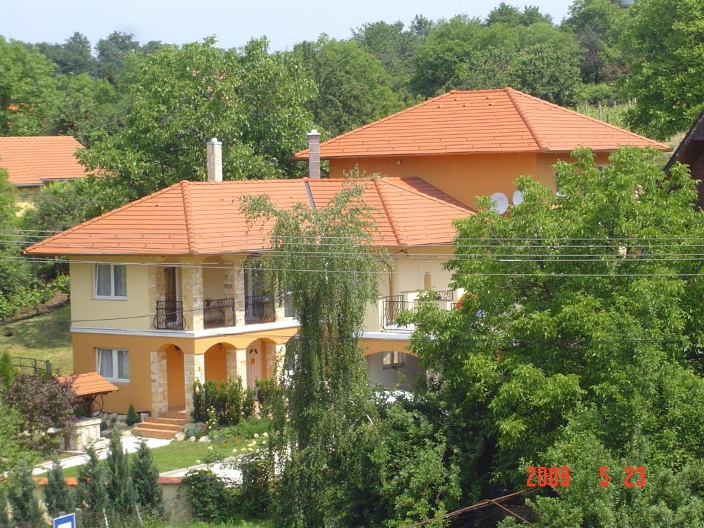 una casa grande con techo naranja en Janus Apartman en Sárvár