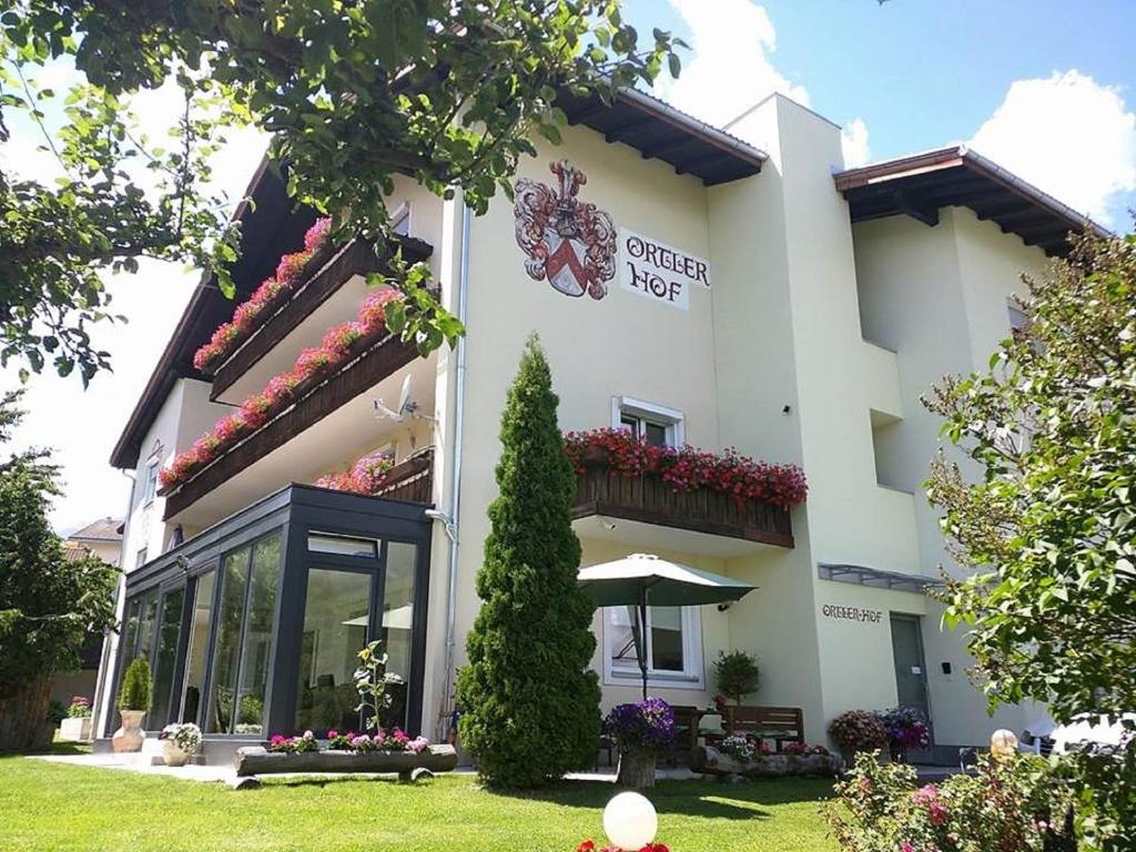 ein Hotel mit einem Schild an der Seite in der Unterkunft Residence Ortlerhof in Prad am Stilfserjoch