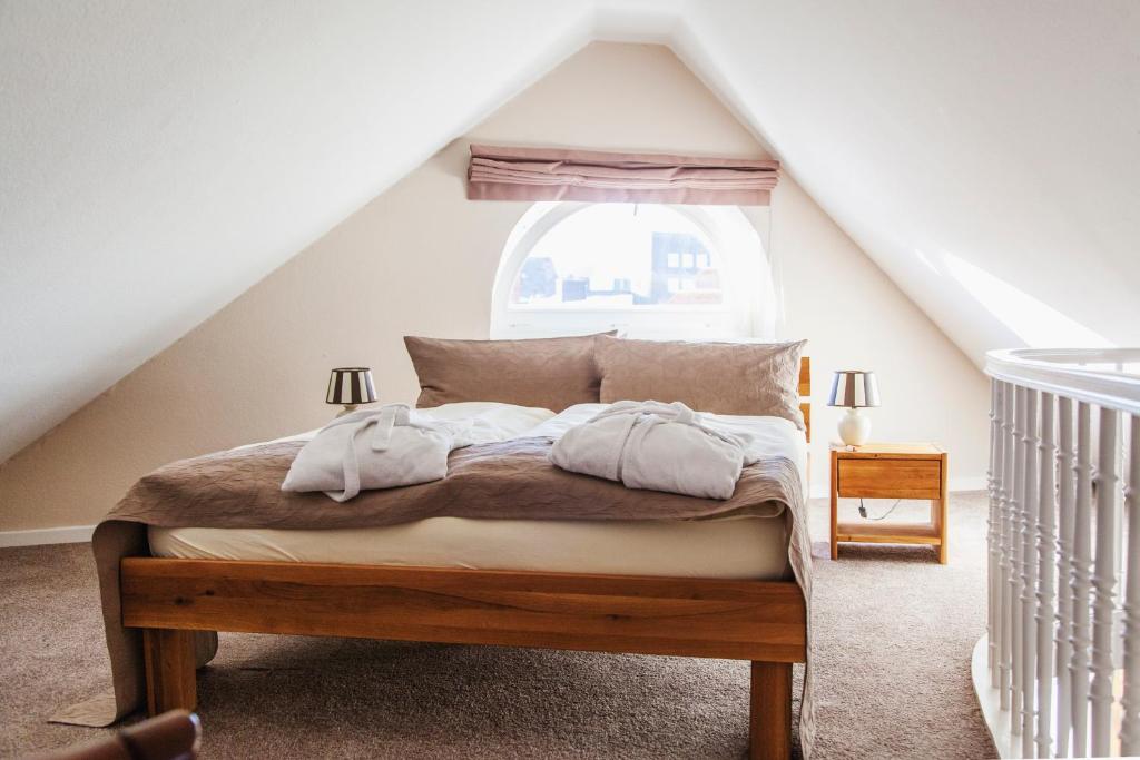 Postel nebo postele na pokoji v ubytování TOP CityLine Klassik Altstadt Hotel Lübeck