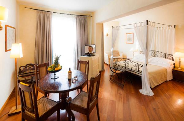 Postel nebo postele na pokoji v ubytování Cosmo Hotel Torri