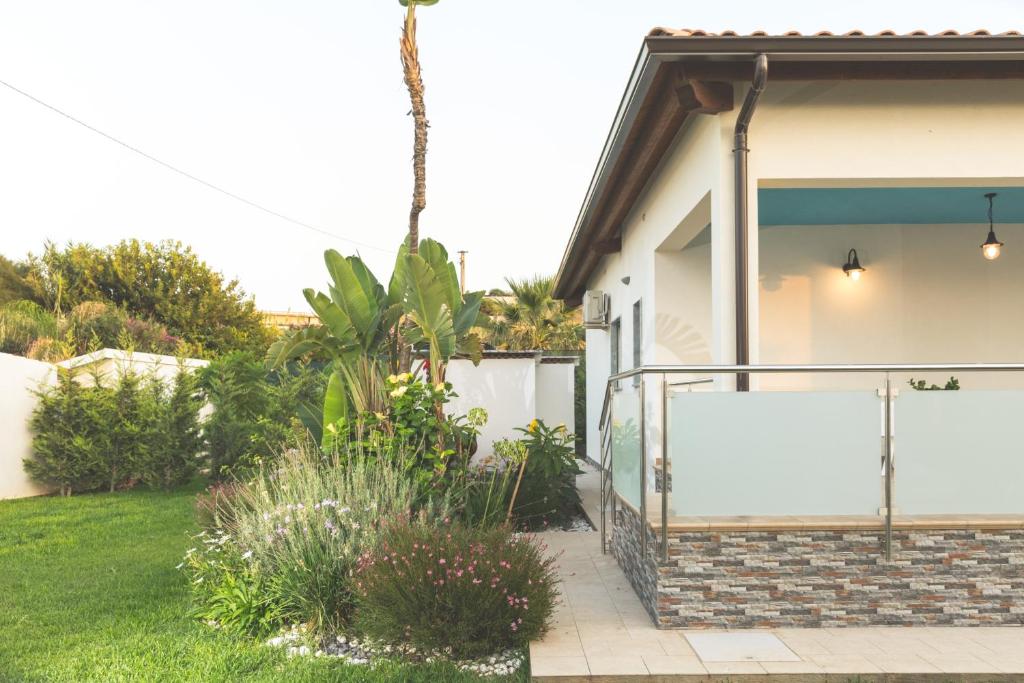 a house with a gate in front of a yard at Villa Pomelia in Balestrate
