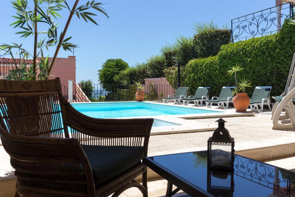 a table and chairs next to a swimming pool at Apartamento com Piscina in Cruz Quebrada