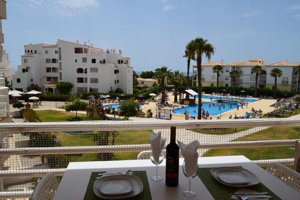 Blick auf den Pool vom Balkon eines Resorts in der Unterkunft Lovely Estrela Vau Apt - Swimming pool view in Portimão