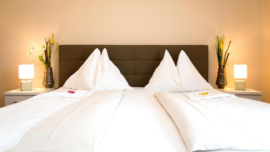 Een bed of bedden in een kamer bij Stadthotel Kramer