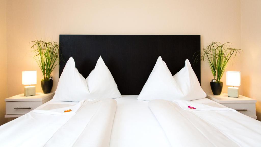 Een bed of bedden in een kamer bij Stadthotel Kramer