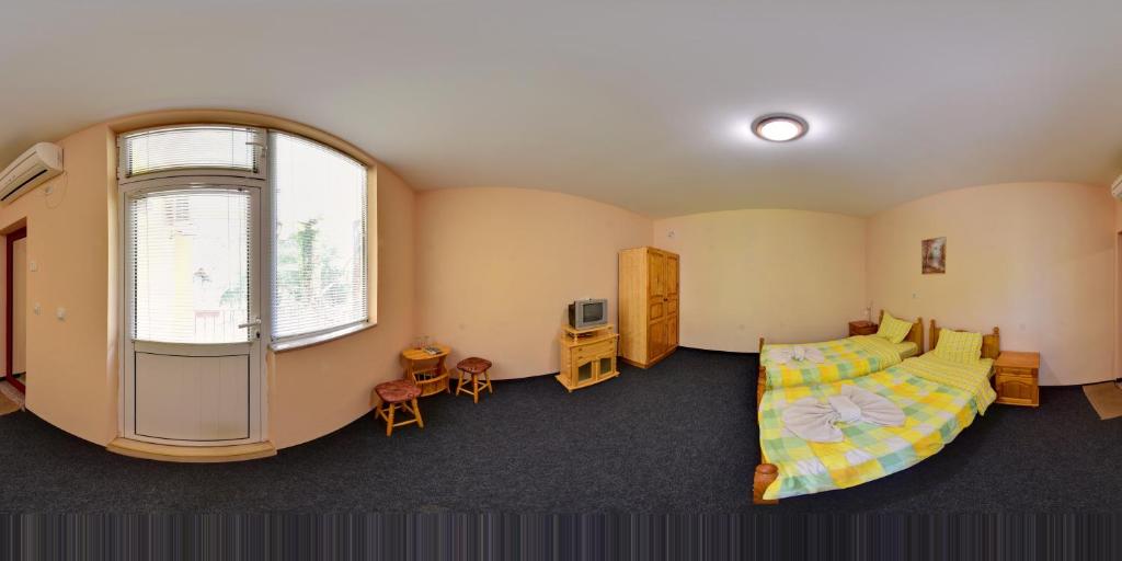 1 dormitorio con cama y ventana grande en Complex Magiyata na Rila en Rilski Manastir