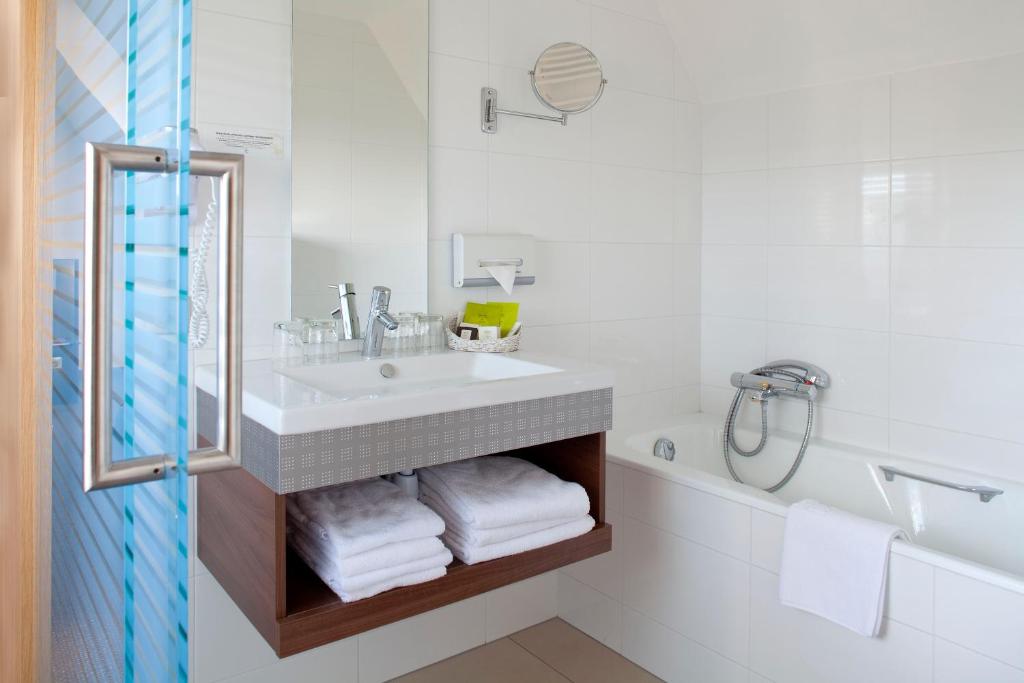 Koupelna v ubytování Logis Hotel Le Parc & Spa