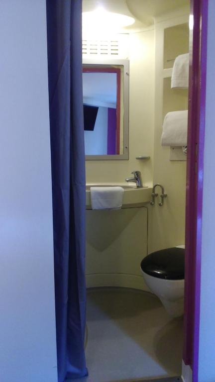 Bathroom sa Fasthotel Montpellier Baillargues