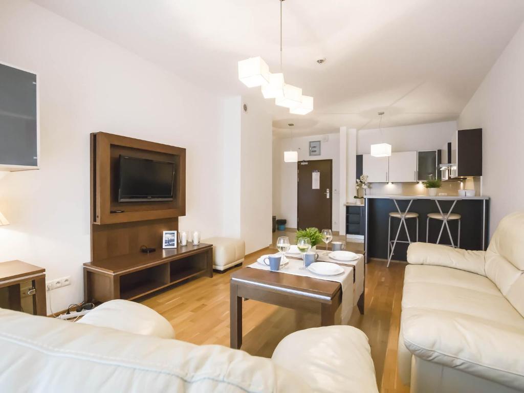 コウォブジェクにあるVacationClub - Diune Apartment 34のリビングルーム(白いソファ2台、テーブル付)