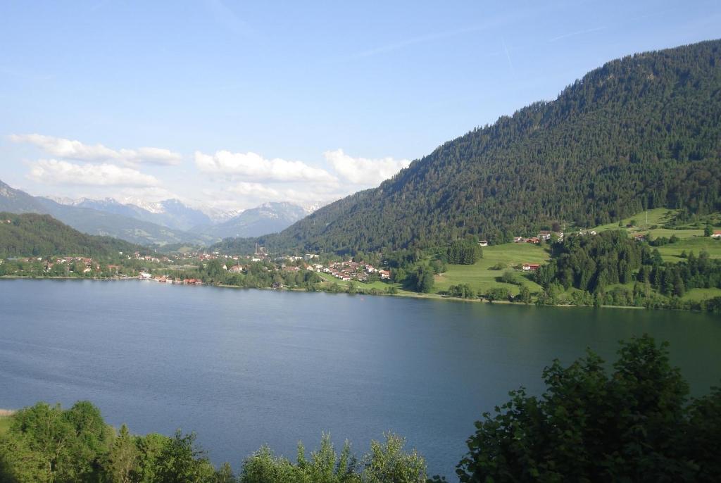 インメンシュタット・イム・アルゴイにあるHolidays in Allgauの山々を背景にした湖の景色