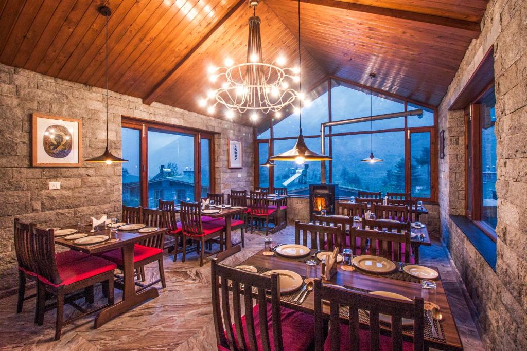 Restaurace v ubytování Larisa Resort Manali