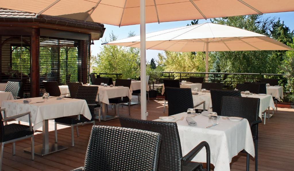 Restaurace v ubytování Logis Hotel Le Parc & Spa