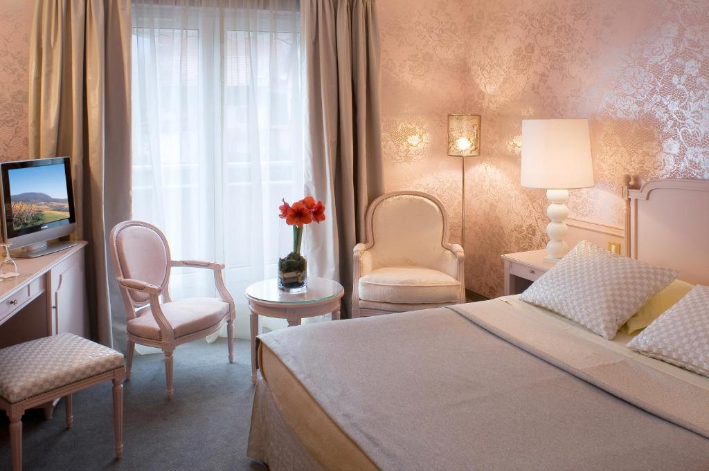 Postel nebo postele na pokoji v ubytování Logis Hotel Le Parc & Spa
