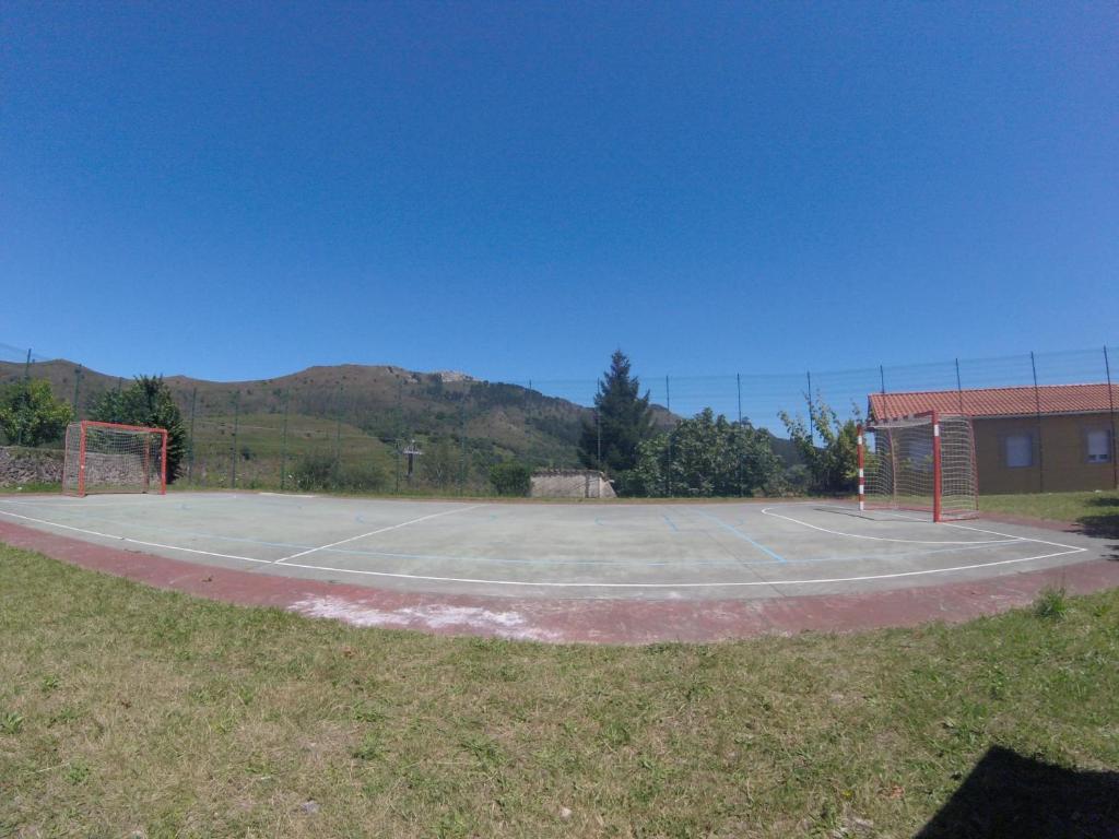 Tenis a/nebo squash v ubytování Cabañas La Senda de los elefantes Cabárceno nebo okolí