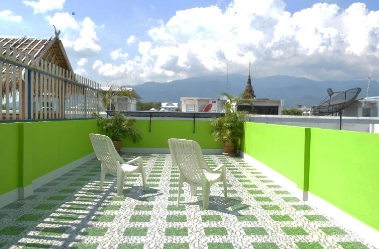 dwa krzesła siedzące na dachu w obiekcie i-smile & U2 Hostel w mieście Chiang Mai