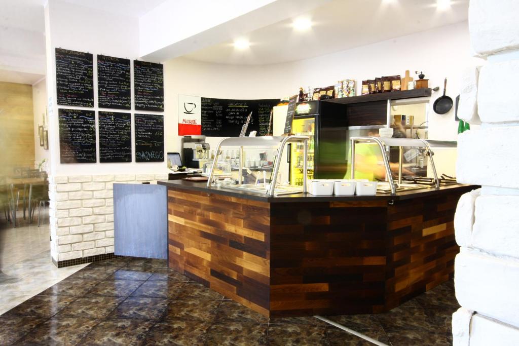 kuchnia z ladą w restauracji w obiekcie Pensjonat Pod Kasztanami w Głogowie