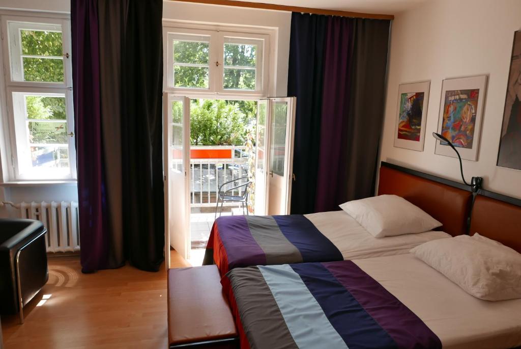 een slaapkamer met een bed en een raam bij Rooms Bytom in Bytom