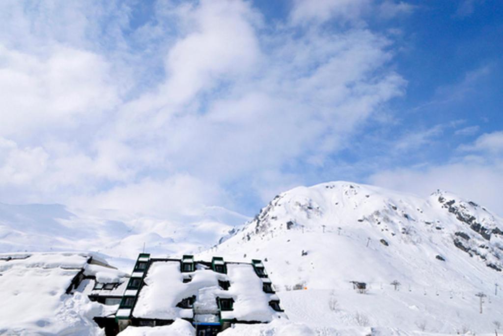 una montaña cubierta de nieve con una montaña cubierta de nieve en Résidence Azureva Piau Engaly, en Aragnouet