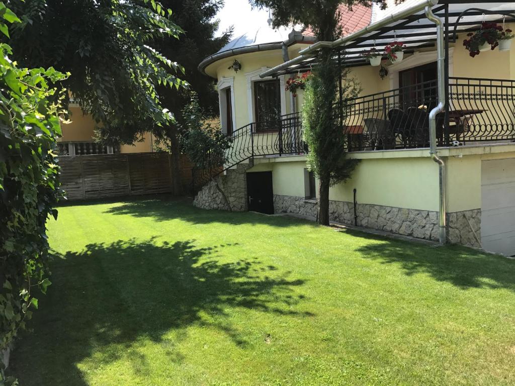 Vonkajšia záhrada v ubytovaní Palma Villa in City Park Budapest - semi suteren