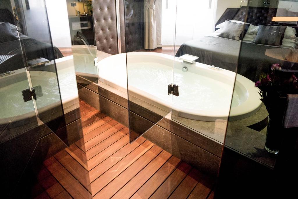 a bathroom with a bath tub in a room at Le Stanze Di Federica in Rome