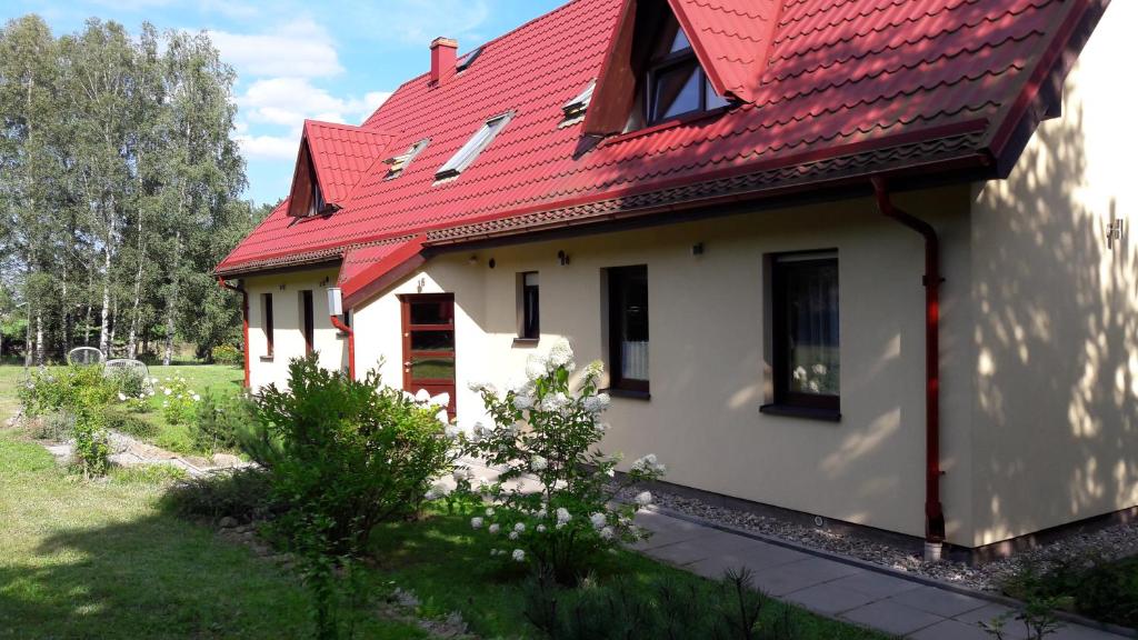 Casa blanca con techo rojo en Apartamenty Kama, en Polanica-Zdrój