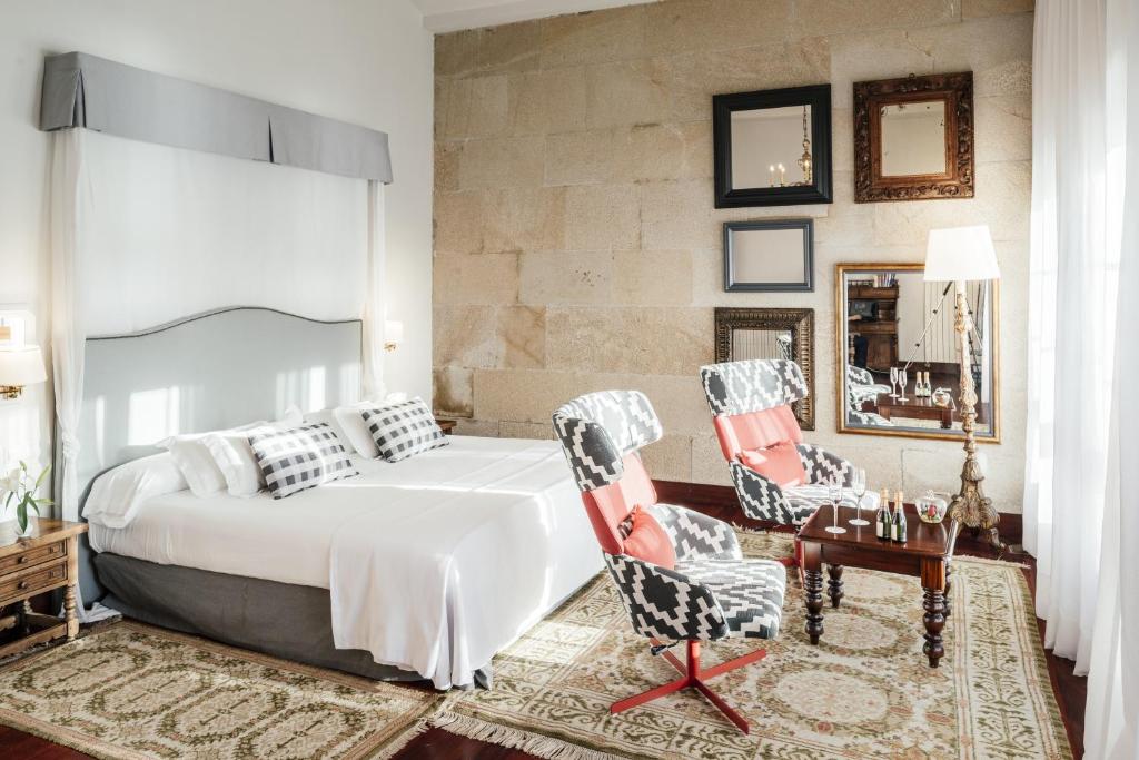 A bed or beds in a room at Parador de Baiona