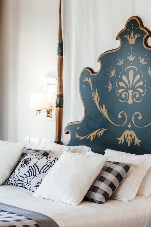 A bed or beds in a room at Parador de Baiona