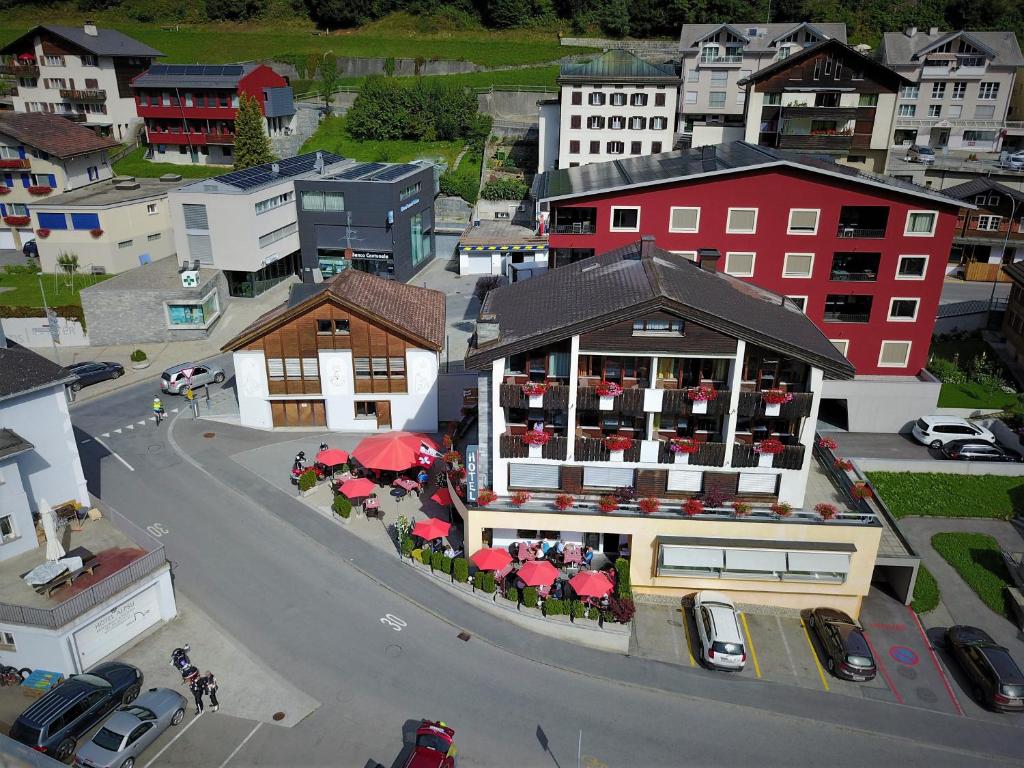 un modelo de edificio con sombrillas en una calle de la ciudad en Hotel Restaurant La Furca, en Disentis