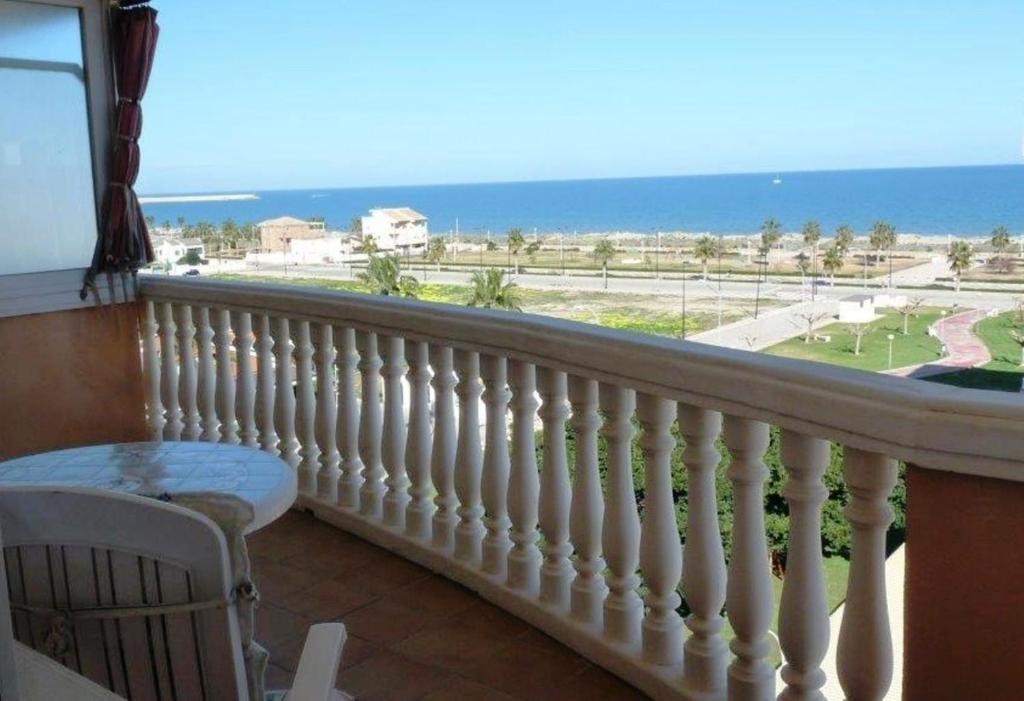 balcón con barandilla blanca y vistas al océano en Apartamento En Daimus Con Vistas Al Mar, en Daimuz