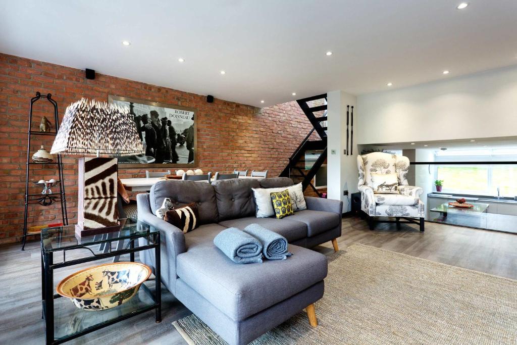 ロンドンにあるVeeve - Wimbledon Terrace Houseのリビングルーム(ソファ、椅子付)