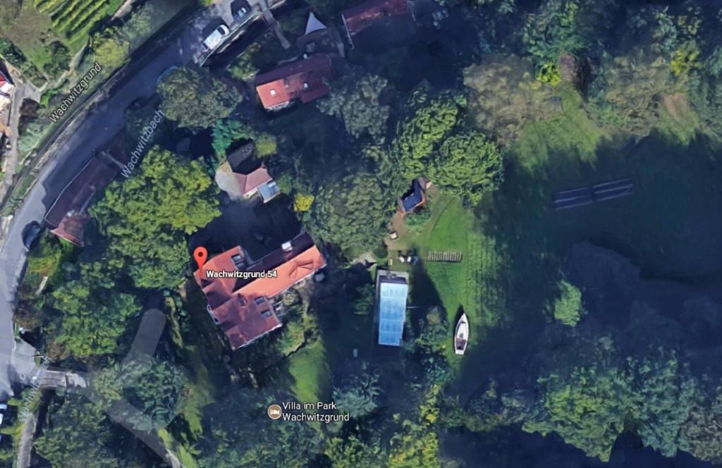 una vista aérea de una casa en un bosque en Villa im Park Wachwitzgrund en Dresden