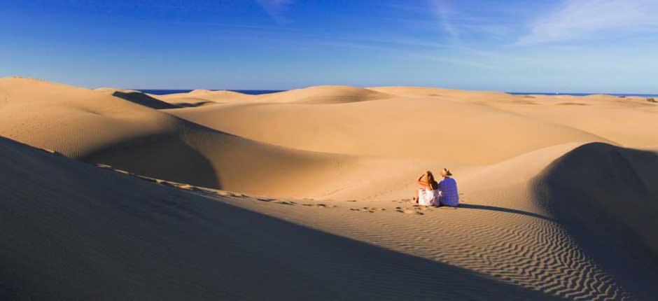 tres personas de pie en las dunas de arena en el desierto en La Isla House 5 minuti Centro-Spiaggia Corralejo, en Corralejo