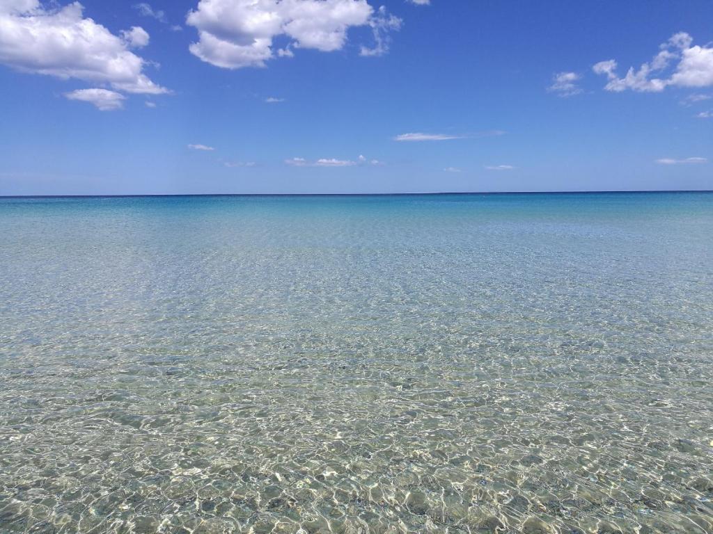 une grande masse d'eau avec de l'eau cristalline dans l'établissement Case vacanza Baiazzurra, à Monte Nai