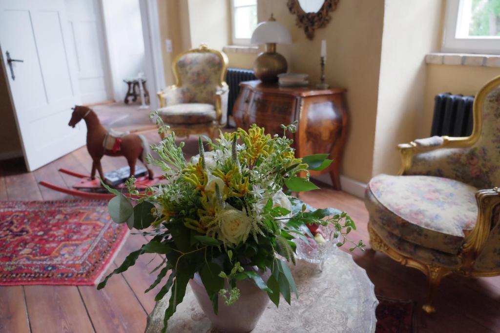 Posezení v ubytování Event- Kultur & B&B Kunst Schloss Neuenhagen Übernachten im Denkmal